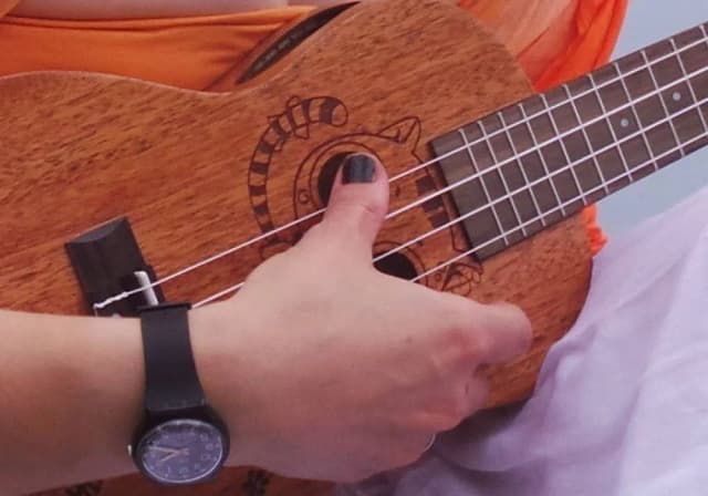 Jak grać na ukulele z długimi paznokciami i uniknąć problemów? Jak grać na ukulele z długimi paznokciami i uniknąć problemów?