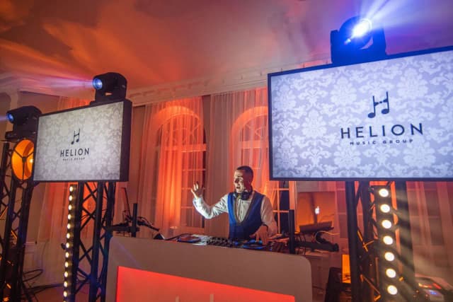 Ile bierze DJ za wesele? Poznaj ceny i uniknij nieprzyjemnych niespodzianek Ile bierze DJ za wesele? Poznaj ceny i uniknij nieprzyjemnych niespodzianek