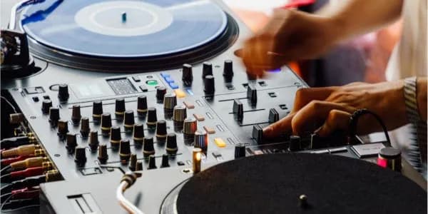 Jaką konsolę DJ na początek wybrać, aby uniknąć błędów? Jaką konsolę DJ na początek wybrać, aby uniknąć błędów?