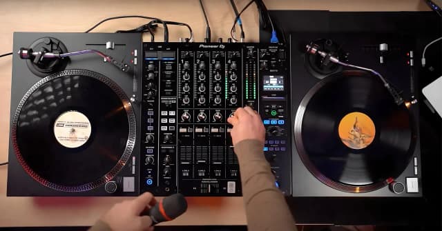 DJ set co to? Poznaj tajniki i emocje związane z występami DJ-ów DJ set co to? Poznaj tajniki i emocje związane z występami DJ-ów