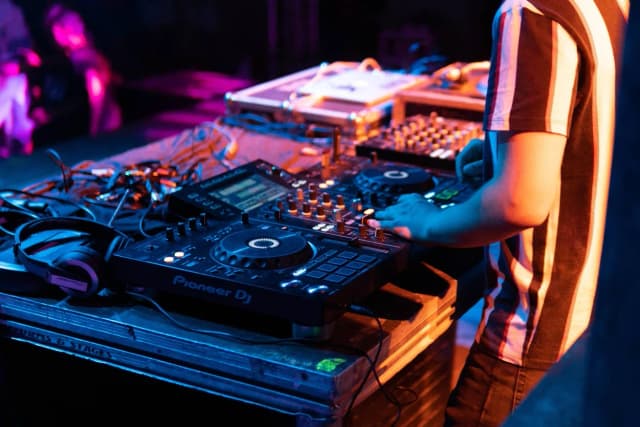 Ile zarabia DJ za noc? Zaskakujące stawki i czynniki wpływające na wynagrodzenie Ile zarabia DJ za noc? Zaskakujące stawki i czynniki wpływające na wynagrodzenie