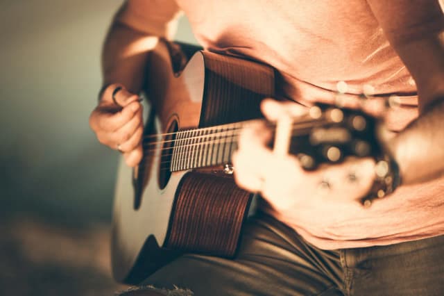 Gitara z drugiej ręki: Jak znaleźć skarb, a nie kłopot? Poradnik kupującego Gitara z drugiej ręki: Jak znaleźć skarb, a nie kłopot? Poradnik kupującego